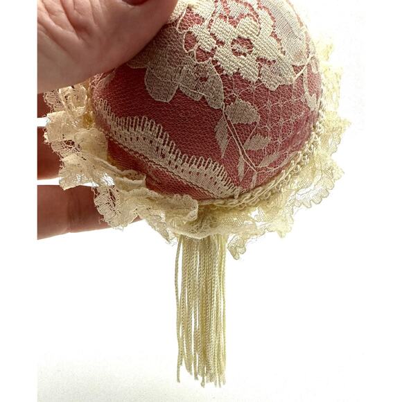 Victorian Louis Nichole 1983 CHRISTMAS BALL ORNAMENT with Beige Lace & Fringe - Picture 5 of 8
